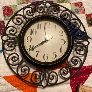 Clock with swirl design